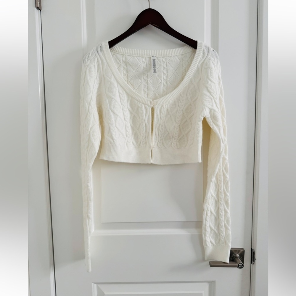 SKIMS Sweater Knit Crop Cardigan
In Ivory Cable Knit Sweater Top size XL NWOT